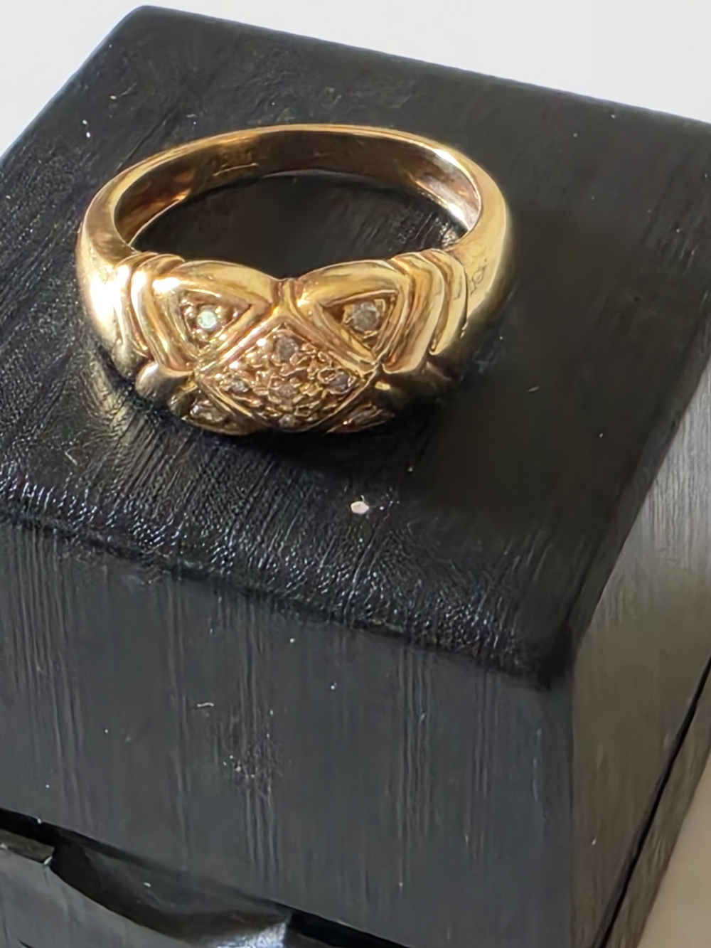 18K yellow gold diamond band ring in size 6, 4g. - Picture 3 of 7